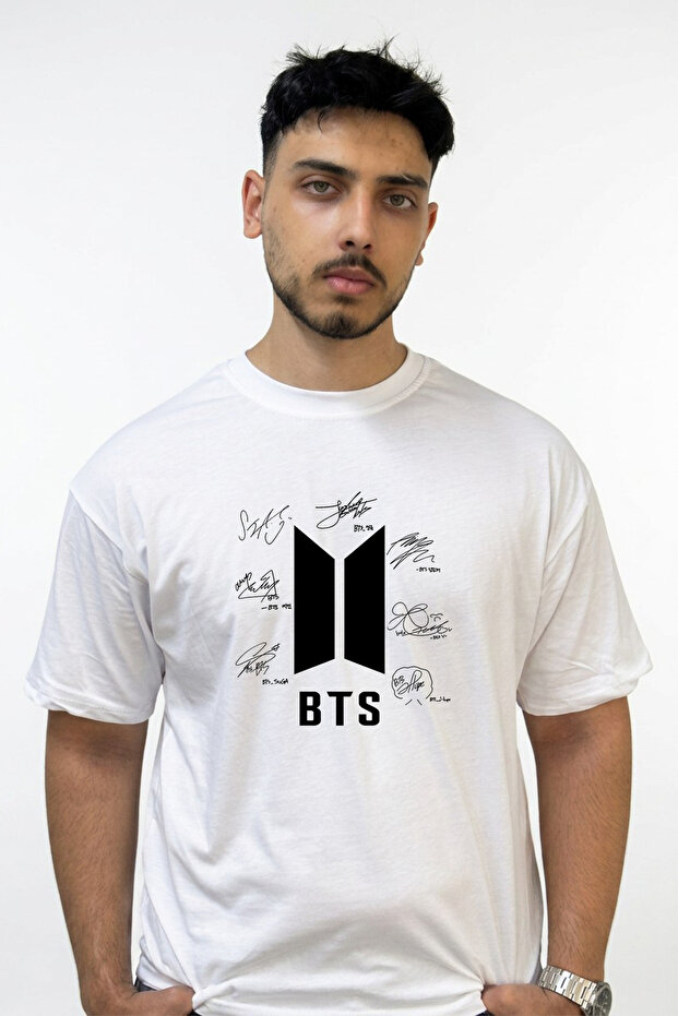 تي شيرت أبيض كبير الحجم مطبوع بتصميم BTS Signatures_1