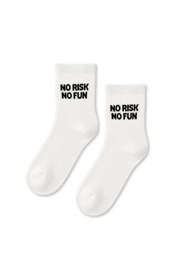 جوارب قصيرة بيضاء مطبوع عليها عبارة No Risk No Fun