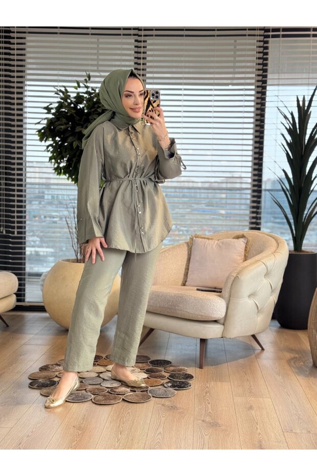 22678 بدلة بأكمام مزينة بأزرار معدنية ورباطات باللون الكاكي