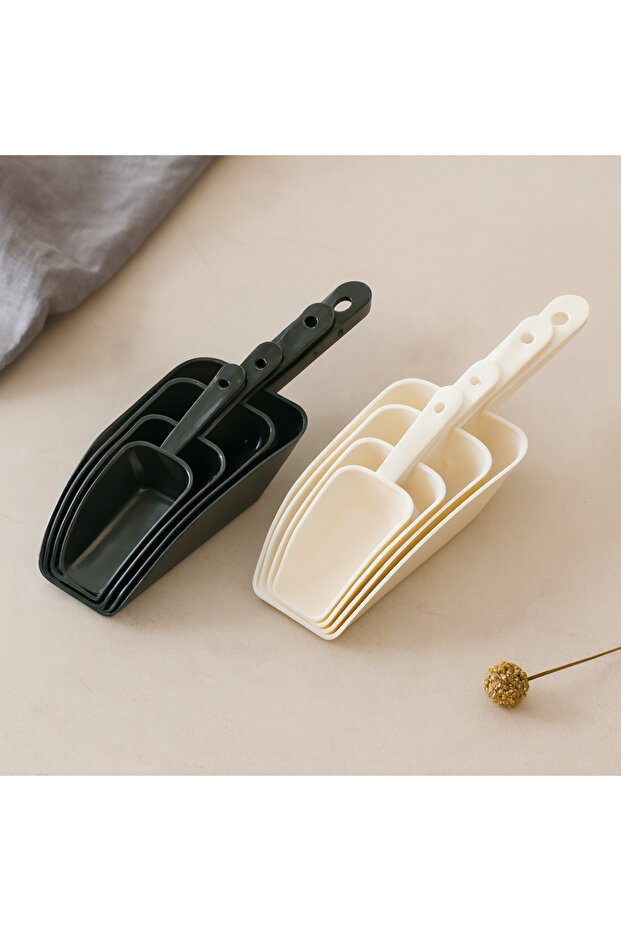 مجموعة من 4 ملاعق قياس بلاستيكية ملونة