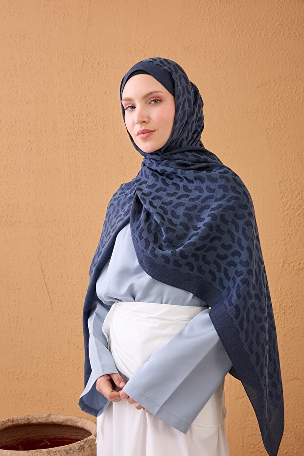 شال قطني من نايا لون بلون أزرق منتصف الليل