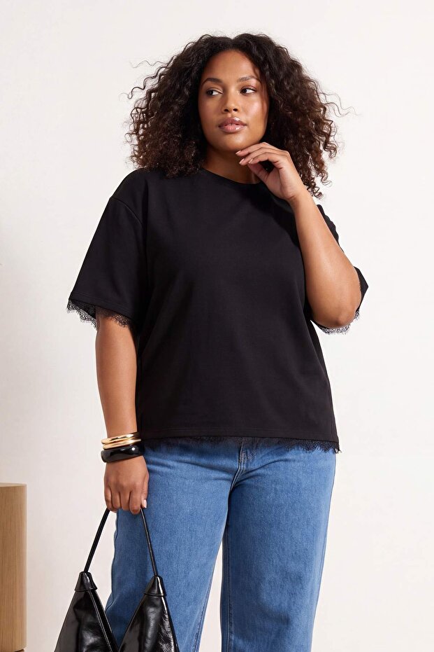 Siyah Sırtı ve Kol Ucu Dantel Detaylı Yumuşak Kumaşlı Örme Büyük Beden T-shirt TBBSS26BF00070