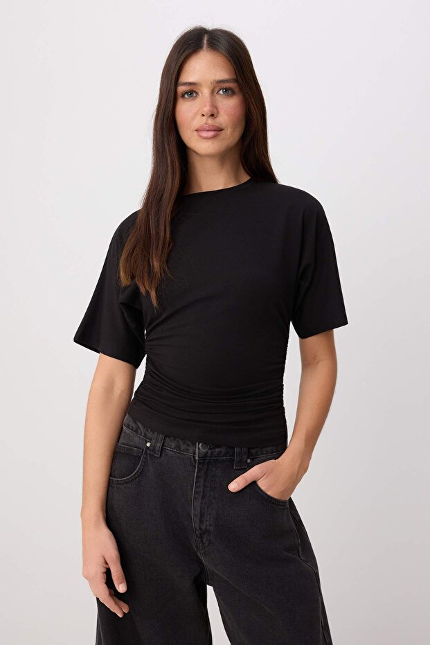 Trendyolmilla  Siyah-Ekru 2'li Fitted/Vücuda Oturan Kısa Kollu Esnek Örme T-Shirt TWOSS26TS00319 - Görsel 3