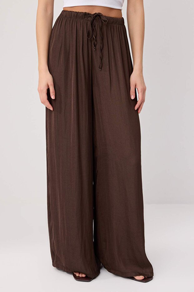 Kahverengi Geniş Paça Beli Lastikli İnce Saten Pantolon TWOSS26PL00237 - 3