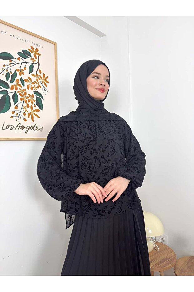 بلوزة سوريلا مخملية منقوشة