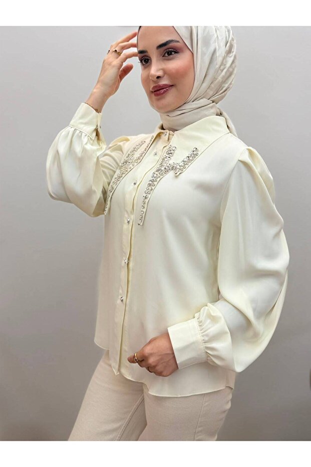 قميص أنيق مزين بالأحجار على ياقة القميص
