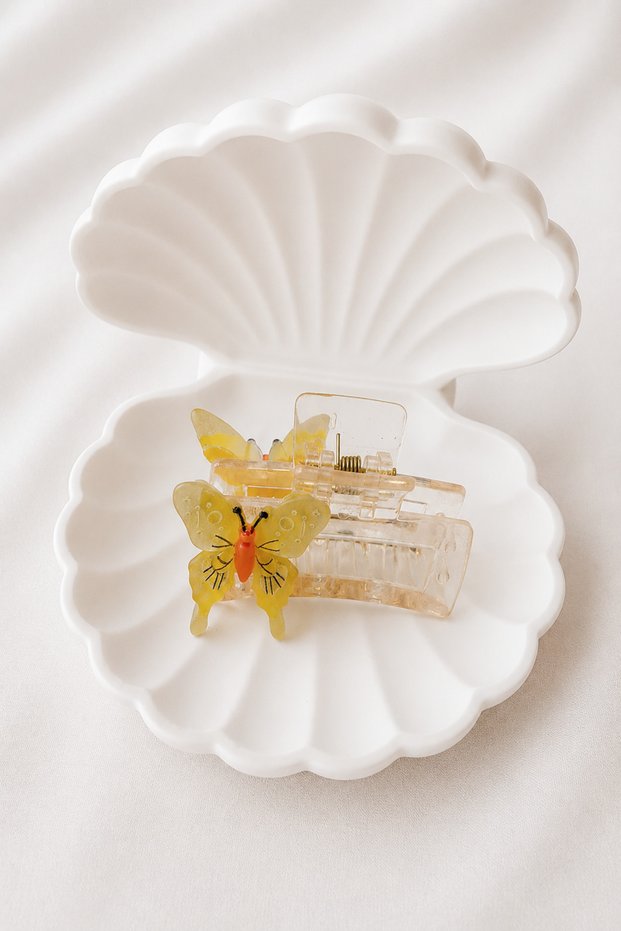 🦋 The Chic Butterfly Detail Adds an Elegant and Sweet Look to Your Hair with This Clip!