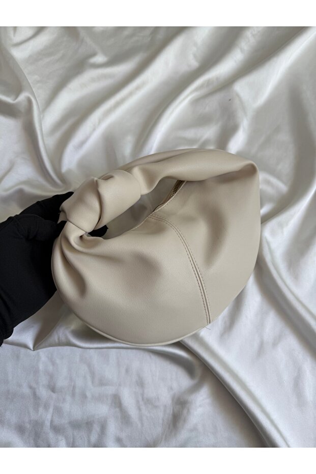 Köln Model Hand and Women's Shoulder Bag Cream