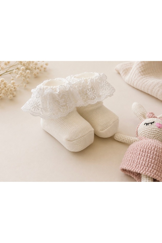 Dantelli bebek çorabı