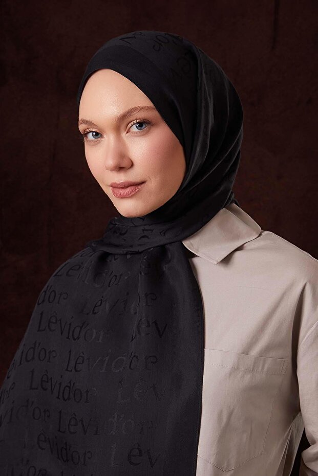 شال نايا جاكار مطبوع عليه نص أسود