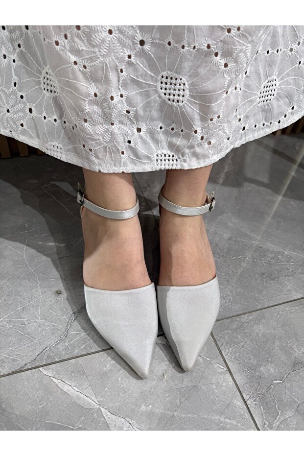 Women's shoes with low heels