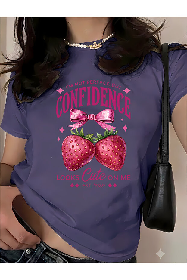 تي شيرت قطني كبير الحجم مطبوع عليه شعار Strawberry Confidence