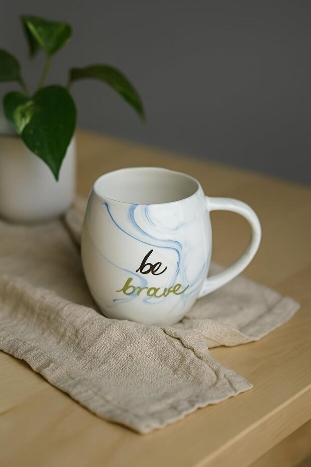 كوب قهوة سيراميك بتصميم "Be Brave"، نمط ألوان مائية زرقاء، أبيض