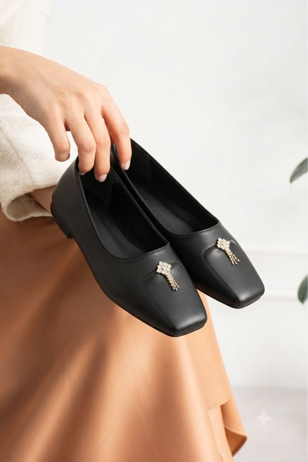 Vera, Square-Shaped Stone Buckle Low-Heeled Shoes with a Six-Jurdan Sole.