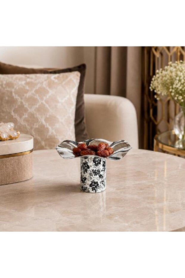 Elevated metal serving dish with an ornate base – 30 cm
