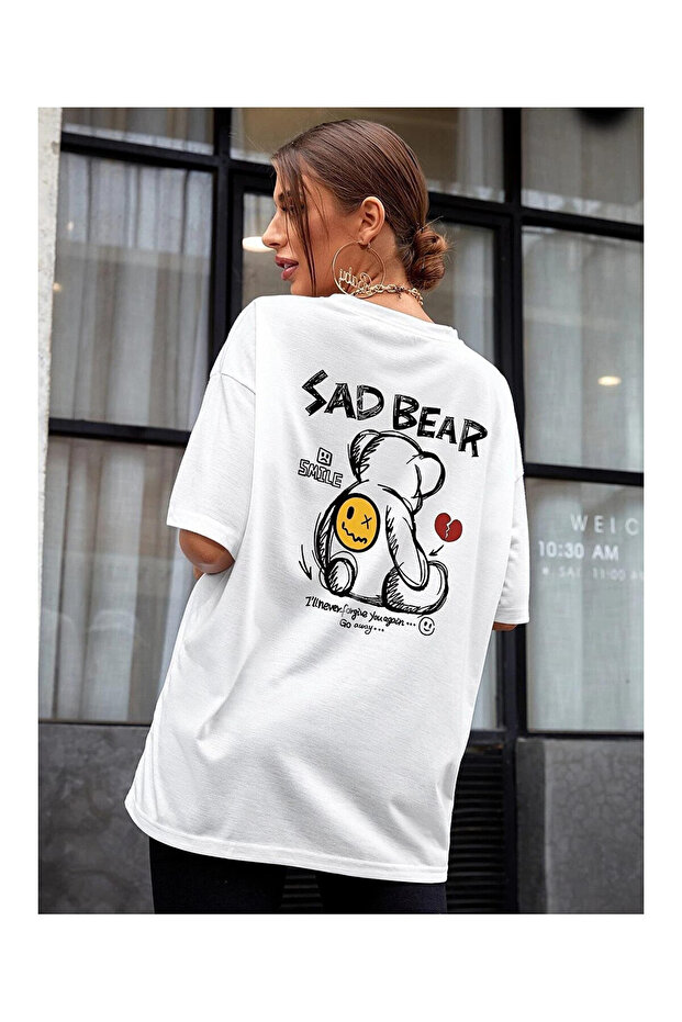 تي شيرت نسائي أبيض كبير الحجم مطبوع عليه Bear Back