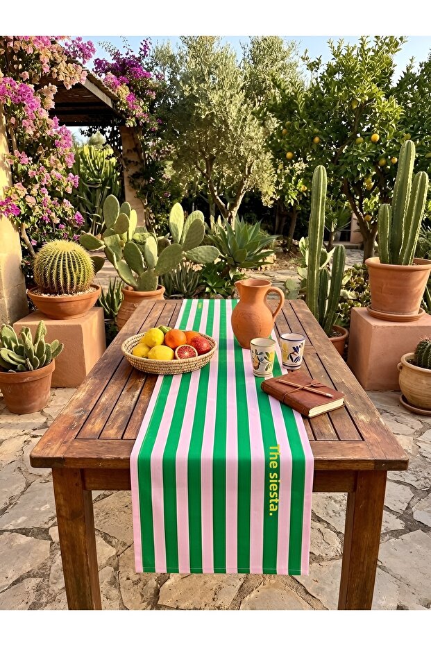مفرش طاولة مزخرف مخطط مكتوب عليه La Siesta - 45x145 سم - مفرش طاولة مزخرف مخطط باللون الأخضر الوردي