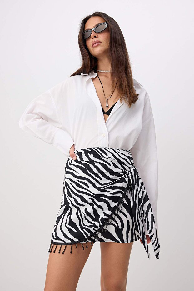 Siyah Beyaz Zebra Desenli Boncuk Detaylı Mini Kruvaze Etek TWOSS26ET00215 - 2