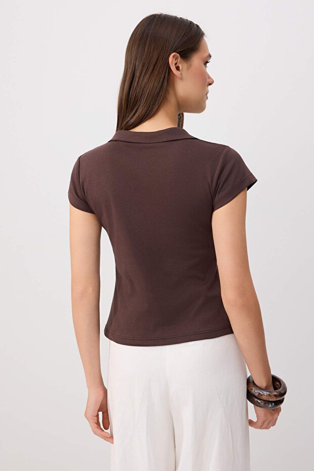 Kahverengi Fitted/Vücuda Oturan Polo Yaka Kısa Kol Esnek Örme Bluz TWOSS26BZ01026 - 4