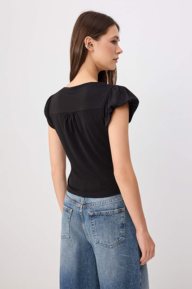 Siyah Fitted/Vücuda Oturan V Yaka Düğmeli Kısa Kollu Büzgülü Esnek Örme Bluz TWOSS26BZ00792 - 4