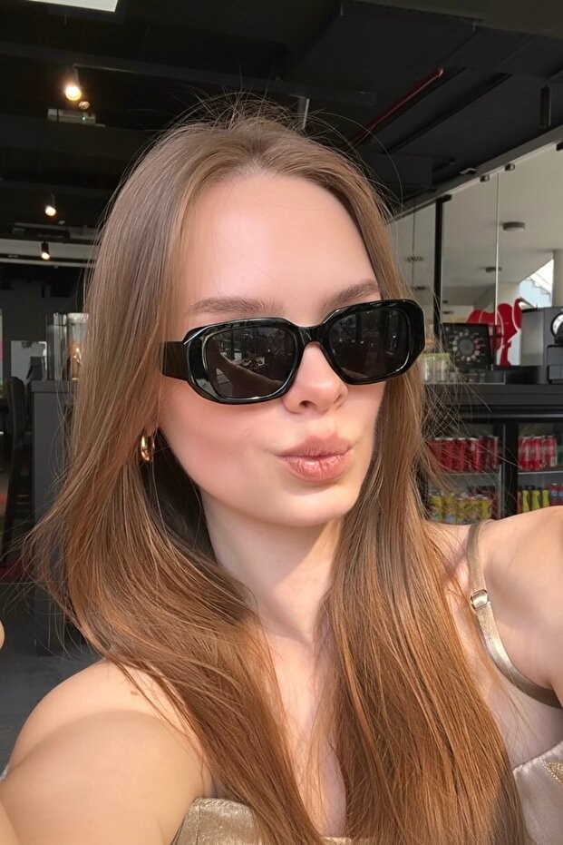 نظارات شمسية نسائية مستطيلة الشكل باللون الأسود اللامع