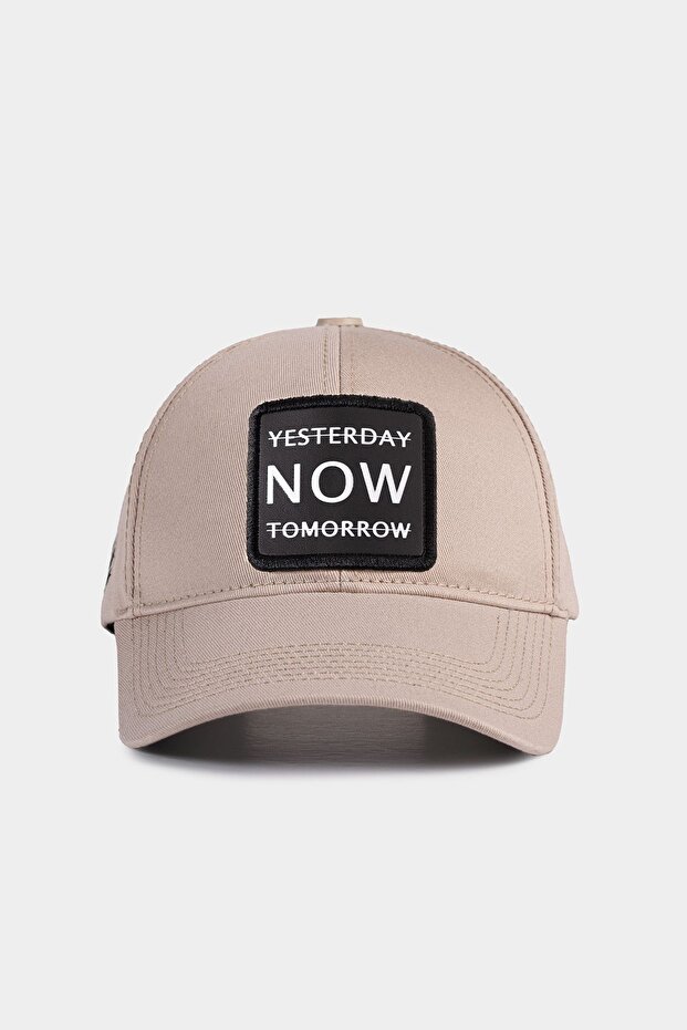قبعة بيسبول باللون البيج تحمل شعار Six Yesterday Now Tomorrow