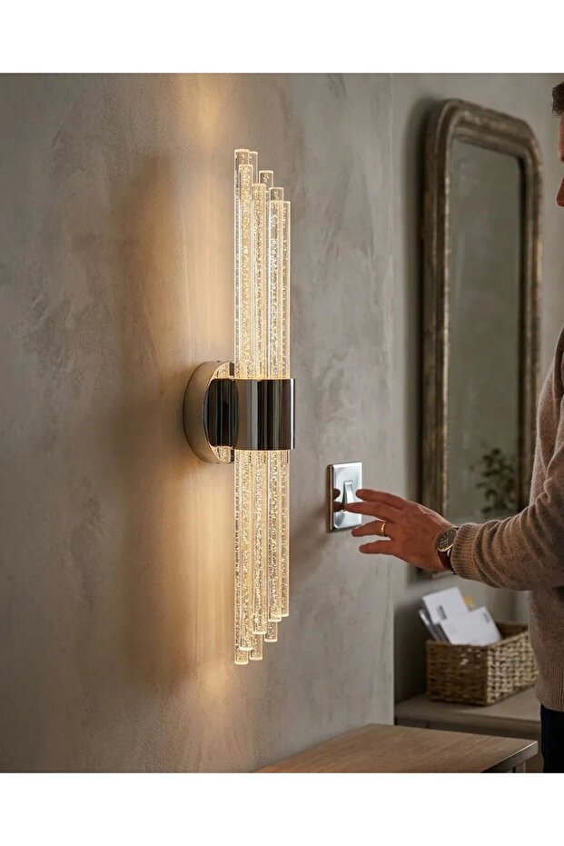 مصباح حائط ماتريكس 8 LED - تصميم عصري وأنيق، هيكل فضي، إضاءة نهارية LED
