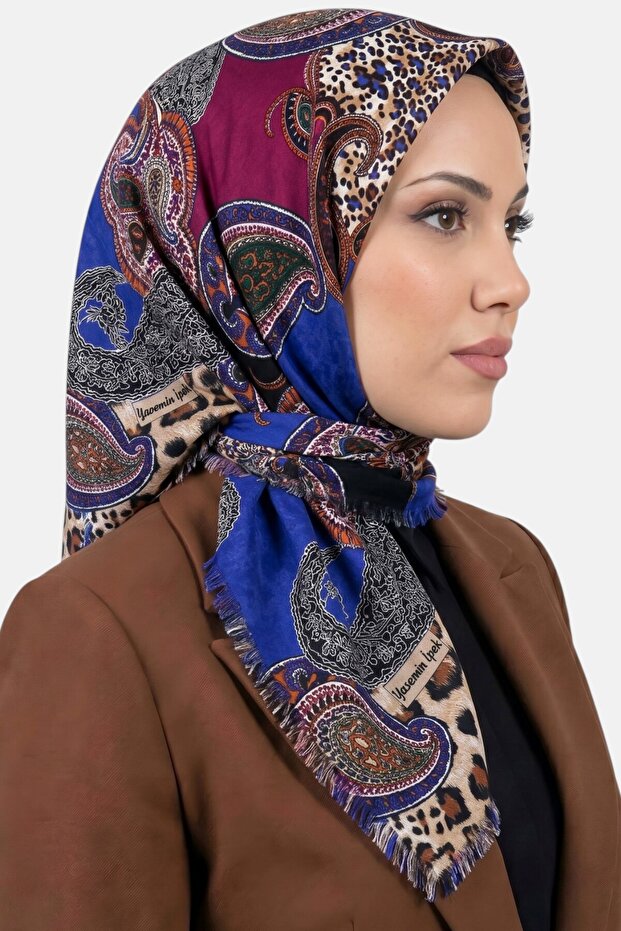 وشاح نسائي مزين بنقشة الفهد الأزرق والبايزل مع حواف مزينة