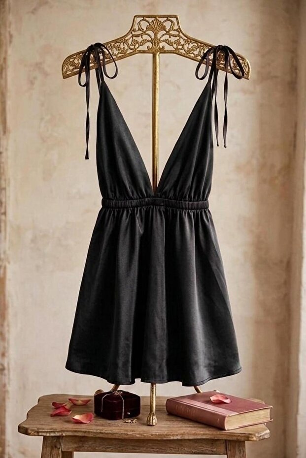 Dona Layla Model Satin Nightgown