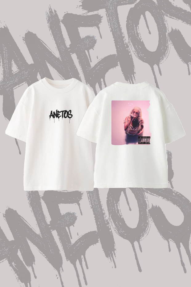 تي شيرت Doja Cat_8 ذو تصميم مطبوع وياقة دائرية كبيرة الحجم باللون الأبيض