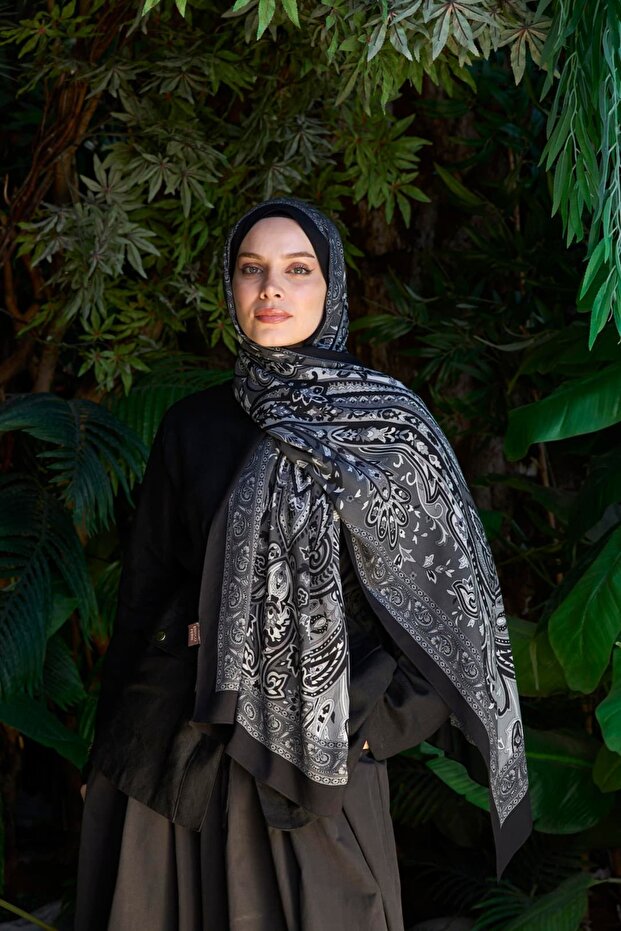 Petra Nazende Patterned Shawl - Gray Black