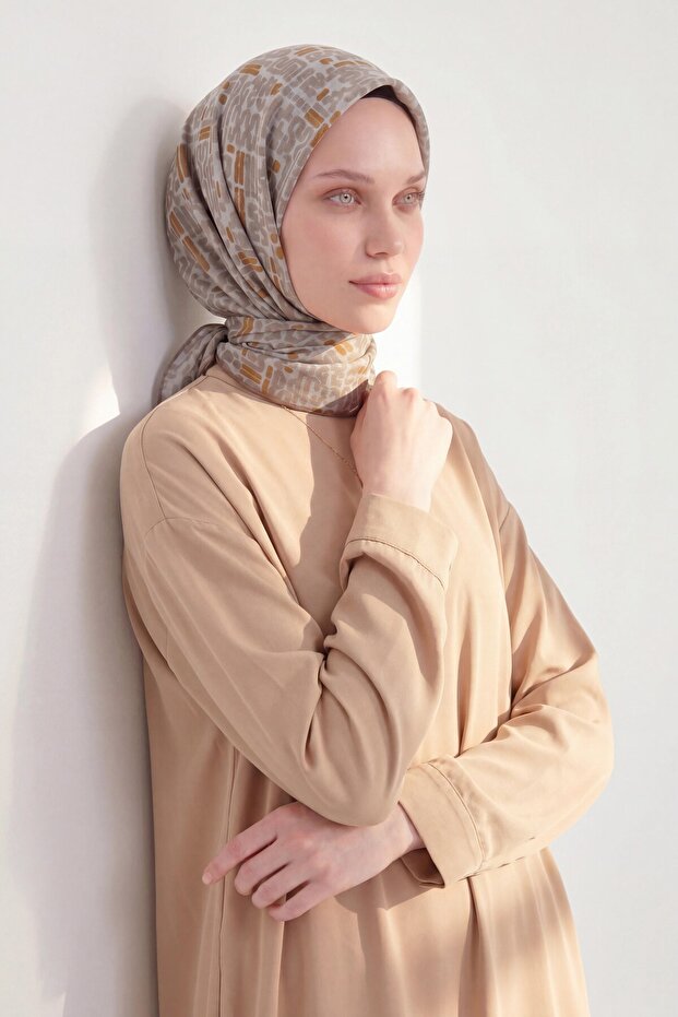 وشاح ناعم باللون الرمادي التجريدي
