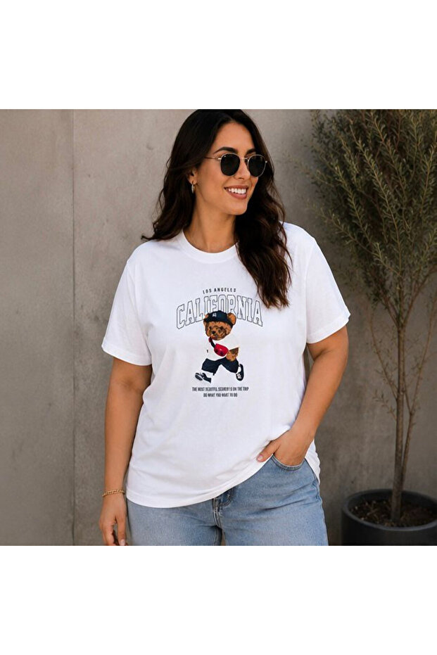 تي شيرت نسائي كبير الحجم مطبوع رقميًا من Basic California
