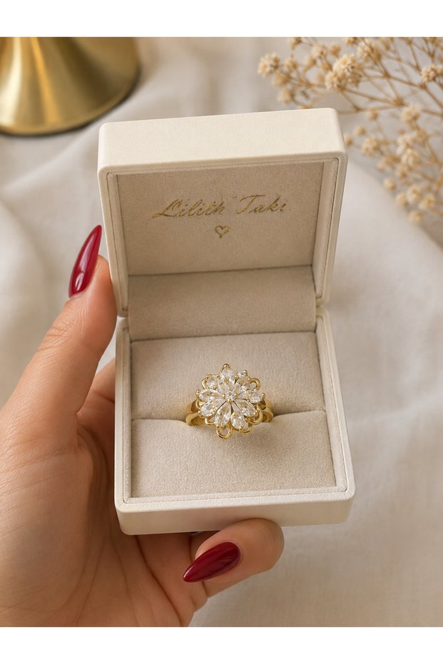 ✨ Flower Design Stone-Studded Stress Ring – Sparkling Gold Women's Ring with Movable Detail