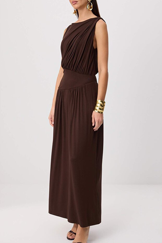 Kahverengi Büzgü Drape Detaylı Kolsuz Maxi Abiye & Mezuniyet Elbisesi TPRSS26AE00224 - 3