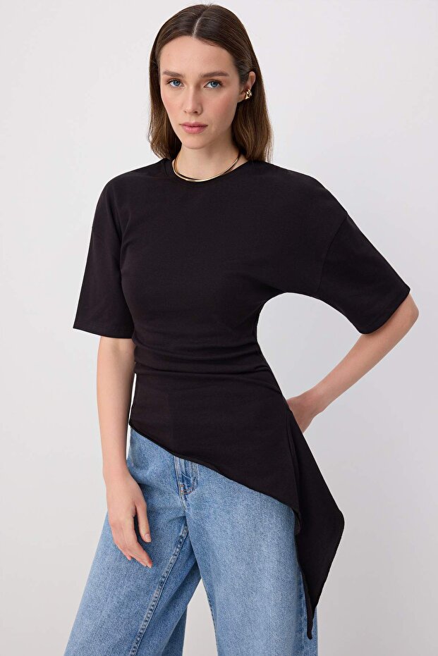 Trendyolmilla  Siyah Fitted/Vücuda Oturan Kısa Kollu Büzgülü Uzun Pamuklu Esnek Örme T-shirt TWOSS26TS00307 - Görsel 2