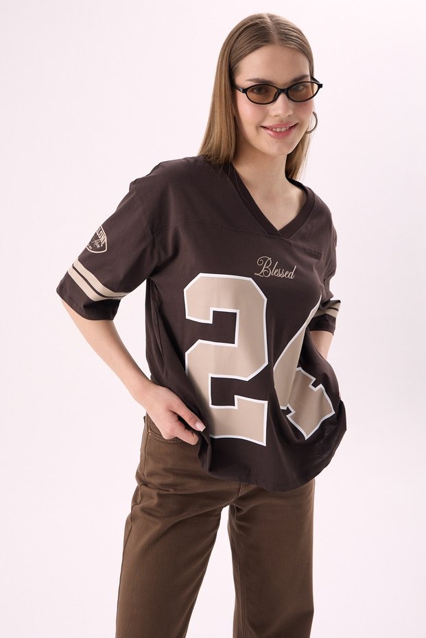 Crep Women's College Printed 24 V-Neck Short Sleeve T-Shirt Oversize Fit 100% Cotton Brown