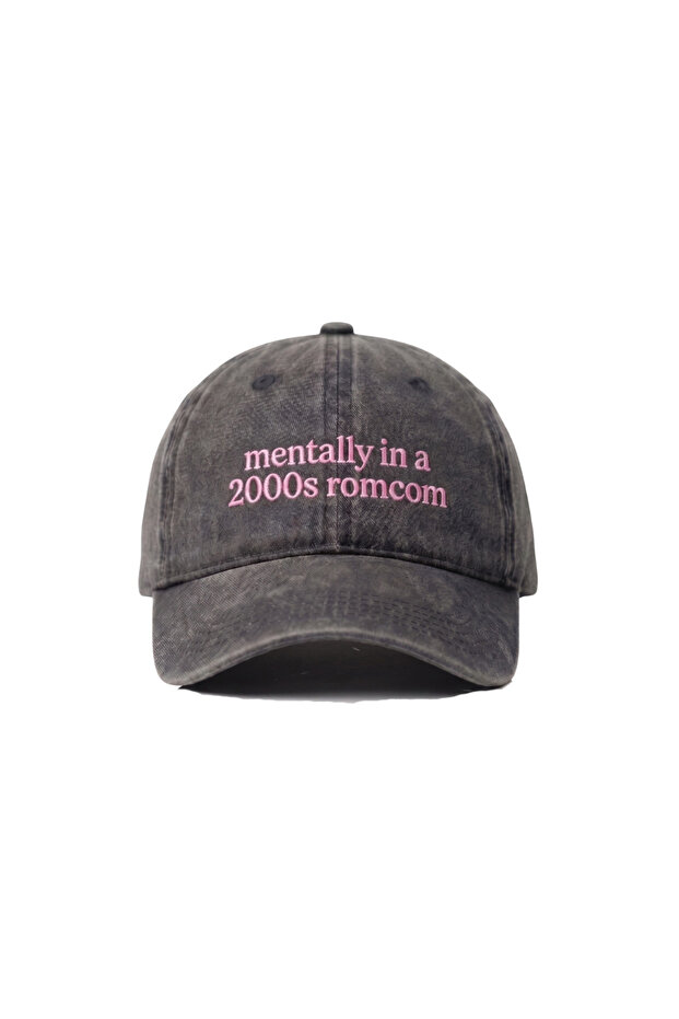 قبعة بيسبول مطرزة قابلة للغسل بتصميم "Mentally in a 2000s romcom" / قبعة بيسبول مطرزة قابلة للغسل بتصميم "Mentally in a 2000s romcom"