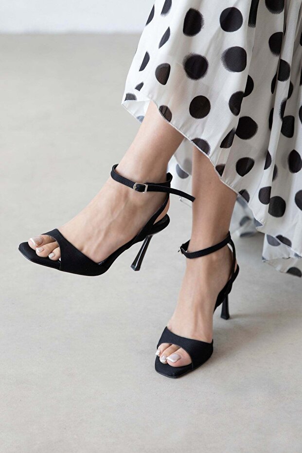 Nora Women's Heeled Blunt Toe Fabric Sandals Black