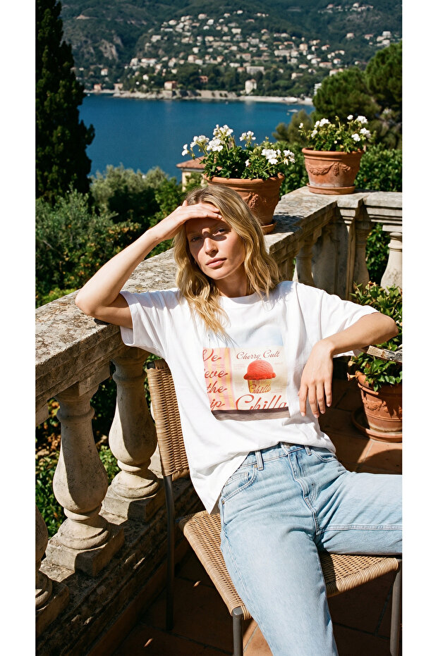 تي شيرت نسائي أبيض كبير الحجم مطبوع عليه Sweet Crew Neck Basic بأكمام قصيرة