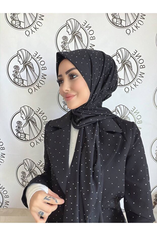 بيرا باللون الأسود مرصع بالأحجار الكريمة للاستخدام في المناسبات الخاصة