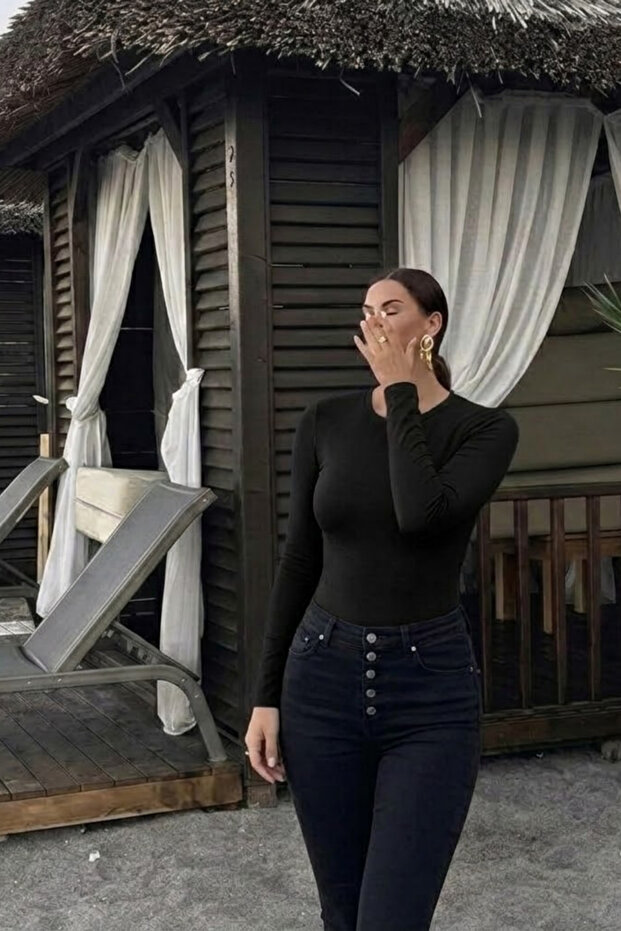 بلوزة نسائية أساسية من القطن باللون الأسود الأنيق
