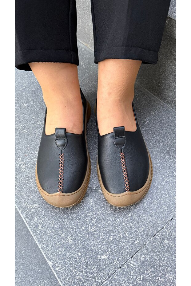 Centrally stitched women's flat shoes