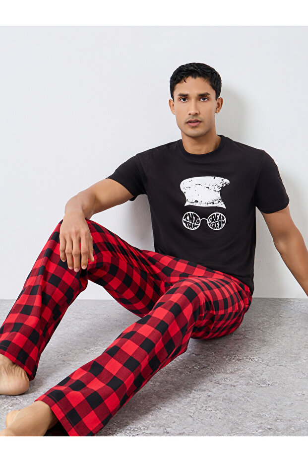 Men Graphic Print Short Sleeve T-Shirt and Checked Pyjama Set