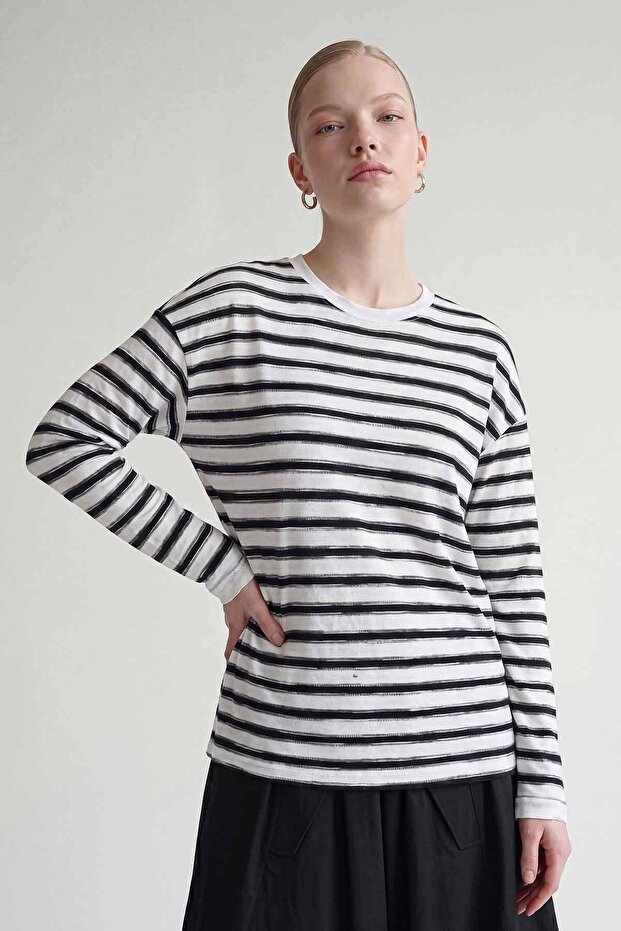 Black - White Sweatshirt