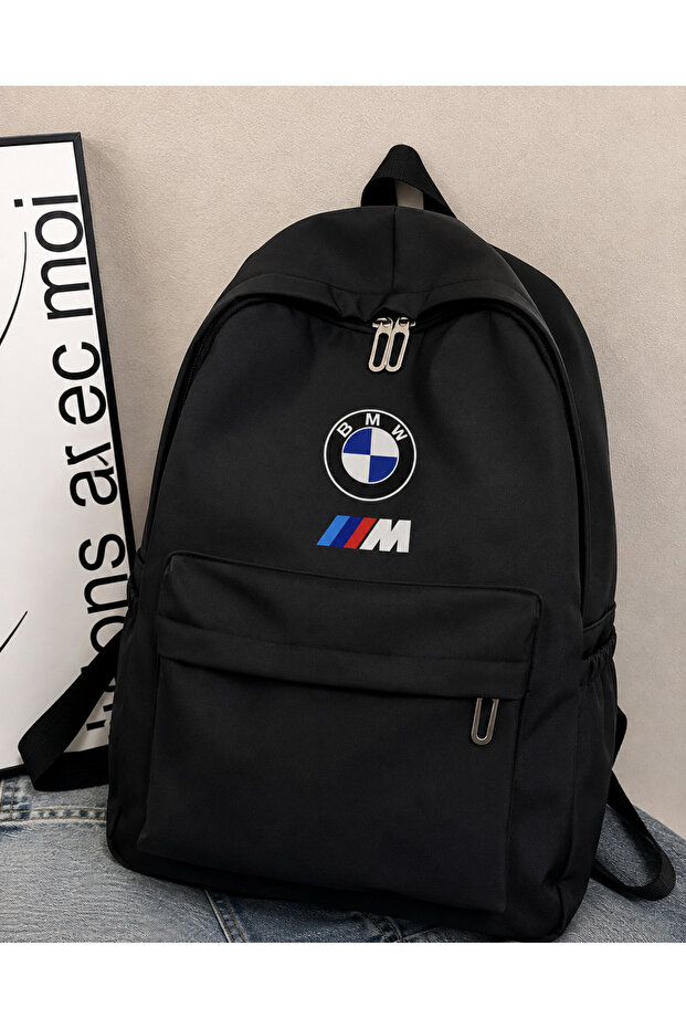 حقيبة ظهر سوداء مطبوع عليها شعار BMW