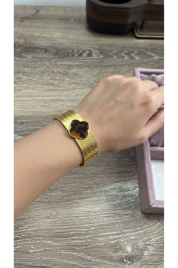 Women's Gold Color Brown Clover Detailed Patterned Steel Handcuff Bracelet