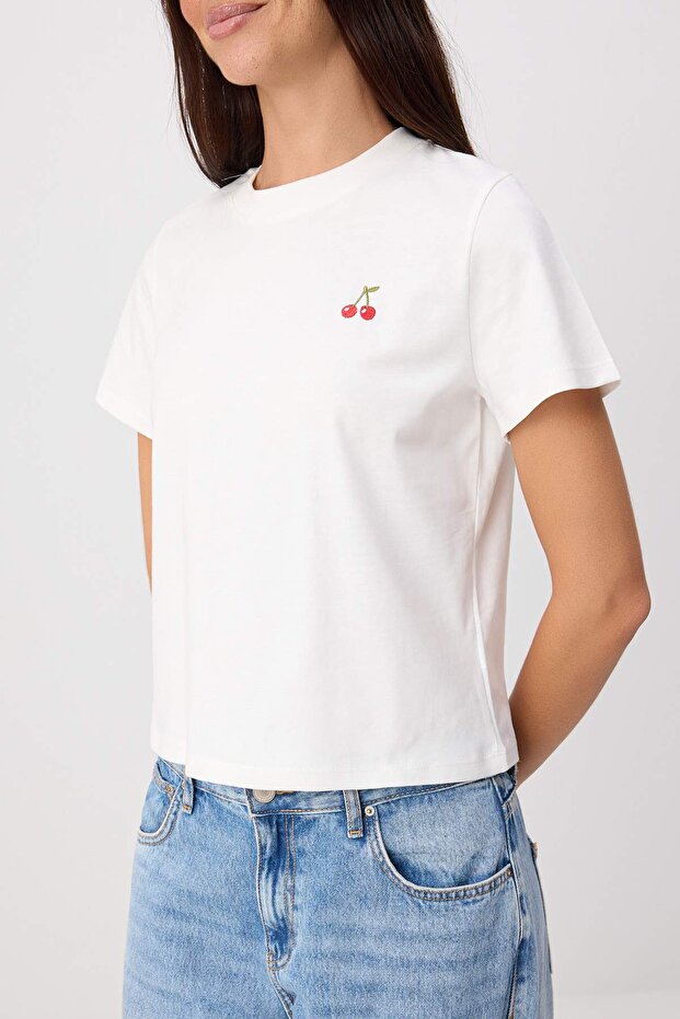 Ekru Nakışlı Regular/Normal Kalıp Kısa Kollu %100 Pamuk Örme T-Shirt TWOSS26TS00124 - 3