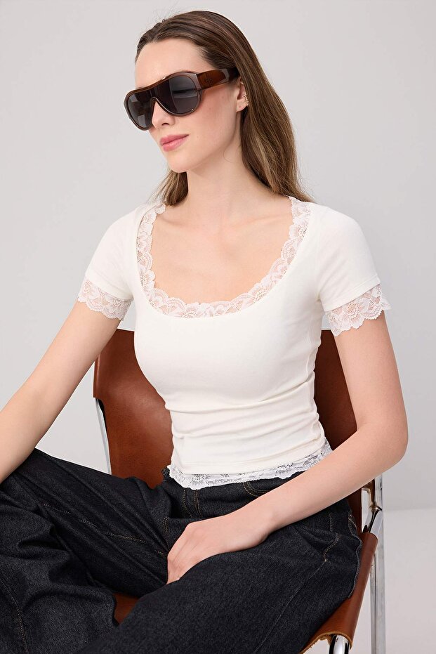 Ekru Fitted/Vücuda Oturan Havuz Yaka Dantel Detaylı Crop/Kısa Yumuşak Örme Bluz TWOSS26BZ00915 - 2