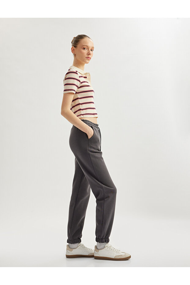 Raster Waist Lace up Pocket Detailed Comfortable Fit Jogger Sweatpants